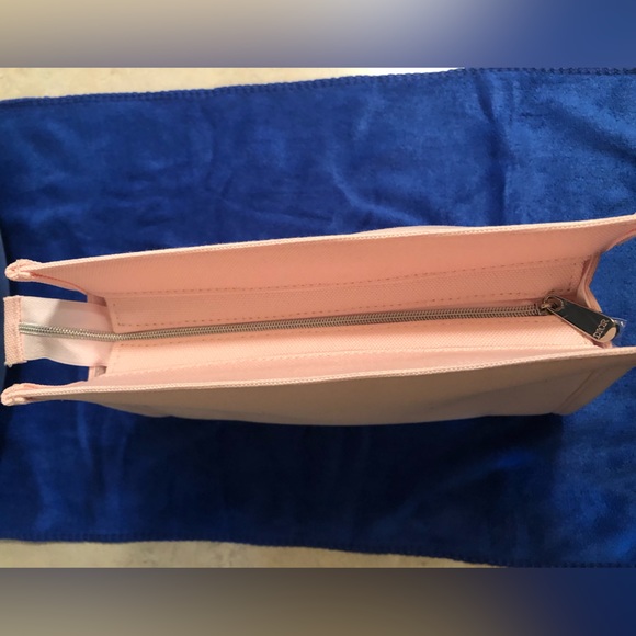 Christian Dior Pink makeup case - Picture 4 of 5
